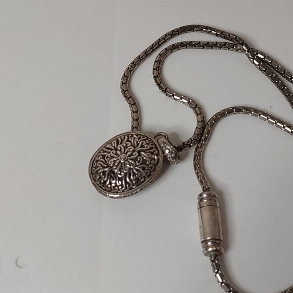 20 Inch Silver Tone Pretty Oval Shaped Pendant Necklace - Picture 8 of 11